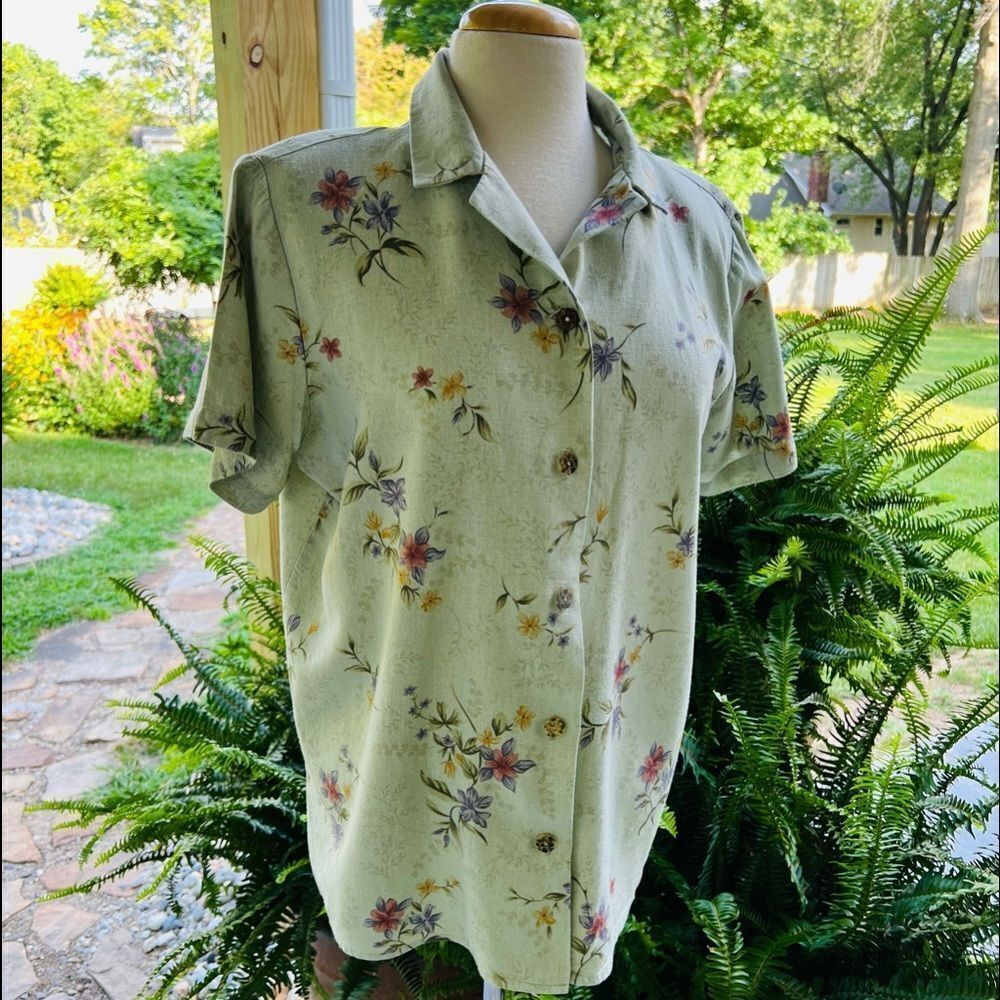 PlUS SIZE Floral Blouse Soft Gray/green Color Short Sleeve size 16 W